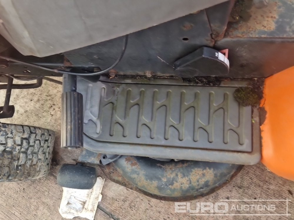 Косачка за трева Husqvarna Petrol Ride on Lawnmower (Non Runner): снимка 11