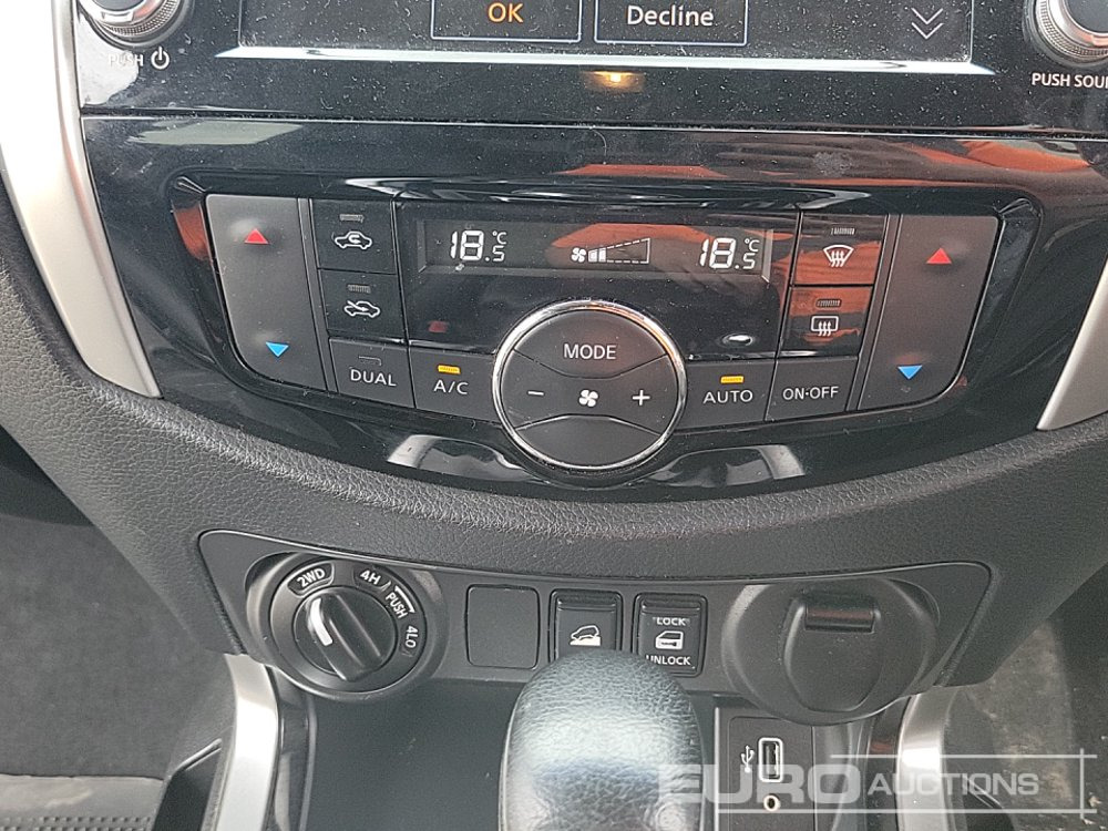 Пикап Nissan Navara: снимка 49