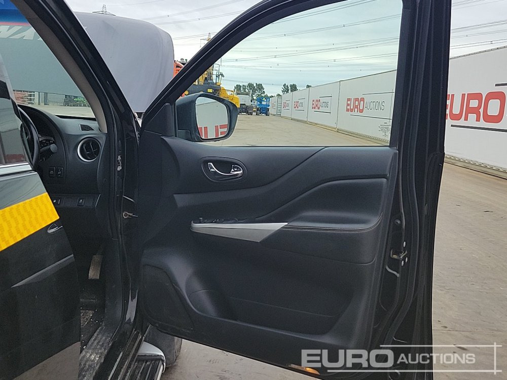Пикап Nissan Navara: снимка 36