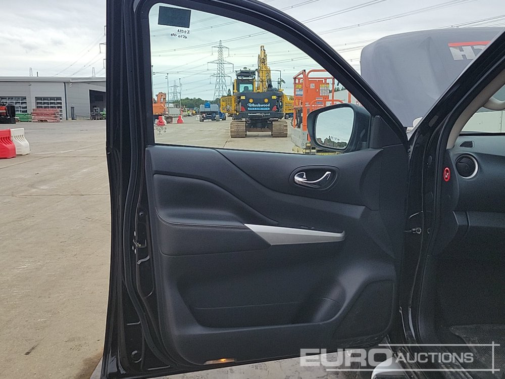 Пикап Nissan Navara: снимка 32
