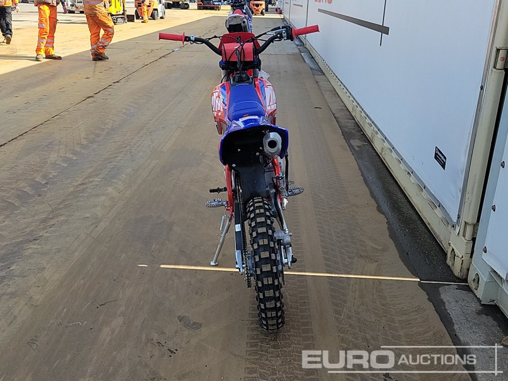 Unused 2025 Apollo Thunder 125cc Motorcross Bike, 17" Front, 14" Rear Tyres,  Electric Start, Air Cooled, Hydraulic Suspension, Disc Brakes, Lighting Kit (UNASSEMBLED) - Мотоциклет: снимка 4 Unused 2025 Apollo Thunder 125cc Motorcross Bike, 17" Front, 14" Rear Tyres,  Electric Start, Air Cooled, Hydraulic Suspension, Disc Brakes, Lighting Kit (UNASSEMBLED) - Мотоциклет: снимка 4