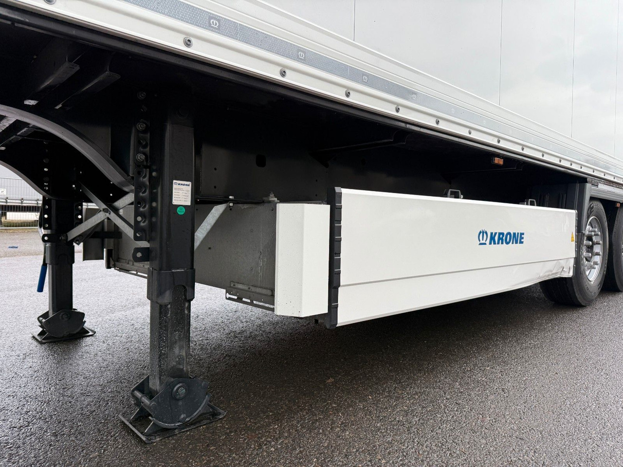 Затворена каросерия полуремарке Krone SD/KOFFER/LIFTACHSE: снимка 8 Затворена каросерия полуремарке Krone SD/KOFFER/LIFTACHSE: снимка 8