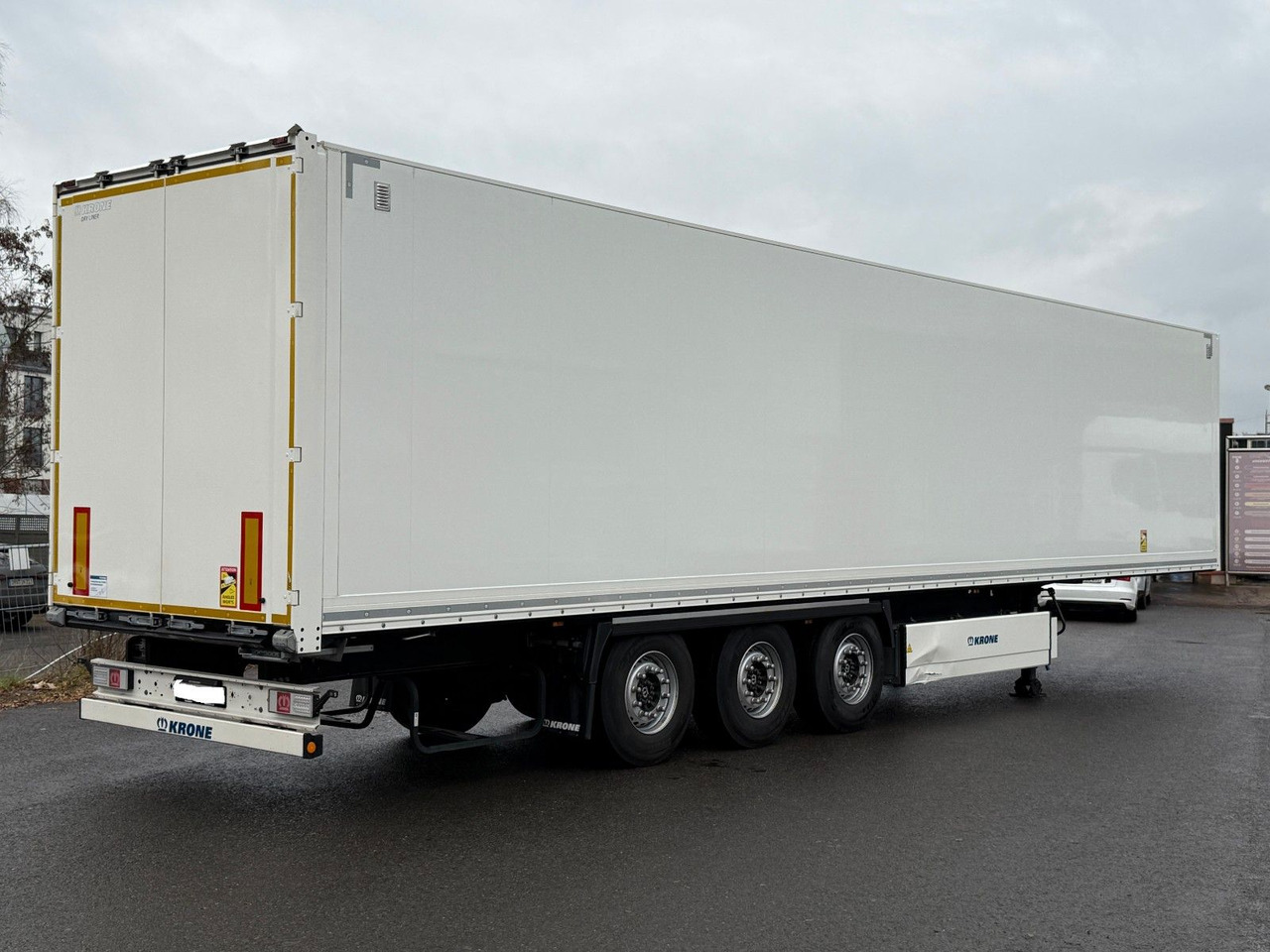 Krone SD/KOFFER/LIFTACHSE - Затворена каросерия полуремарке: снимка 4 Krone SD/KOFFER/LIFTACHSE - Затворена каросерия полуремарке: снимка 4