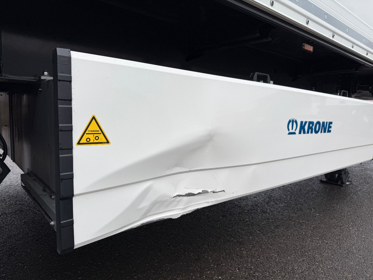Затворена каросерия полуремарке Krone SD/KOFFER/LIFTACHSE: снимка 10 Затворена каросерия полуремарке Krone SD/KOFFER/LIFTACHSE: снимка 10
