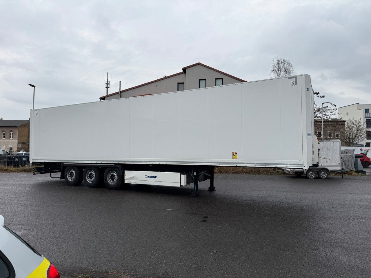 Krone SD/KOFFER/LIFTACHSE - Затворена каросерия полуремарке: снимка 3 Krone SD/KOFFER/LIFTACHSE - Затворена каросерия полуремарке: снимка 3