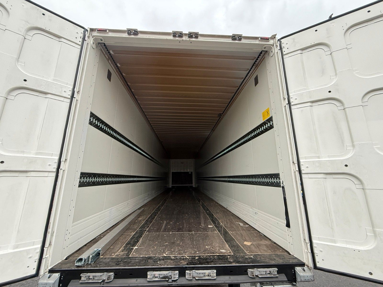 Затворена каросерия полуремарке Krone SD/KOFFER/LIFTACHSE: снимка 12 Затворена каросерия полуремарке Krone SD/KOFFER/LIFTACHSE: снимка 12