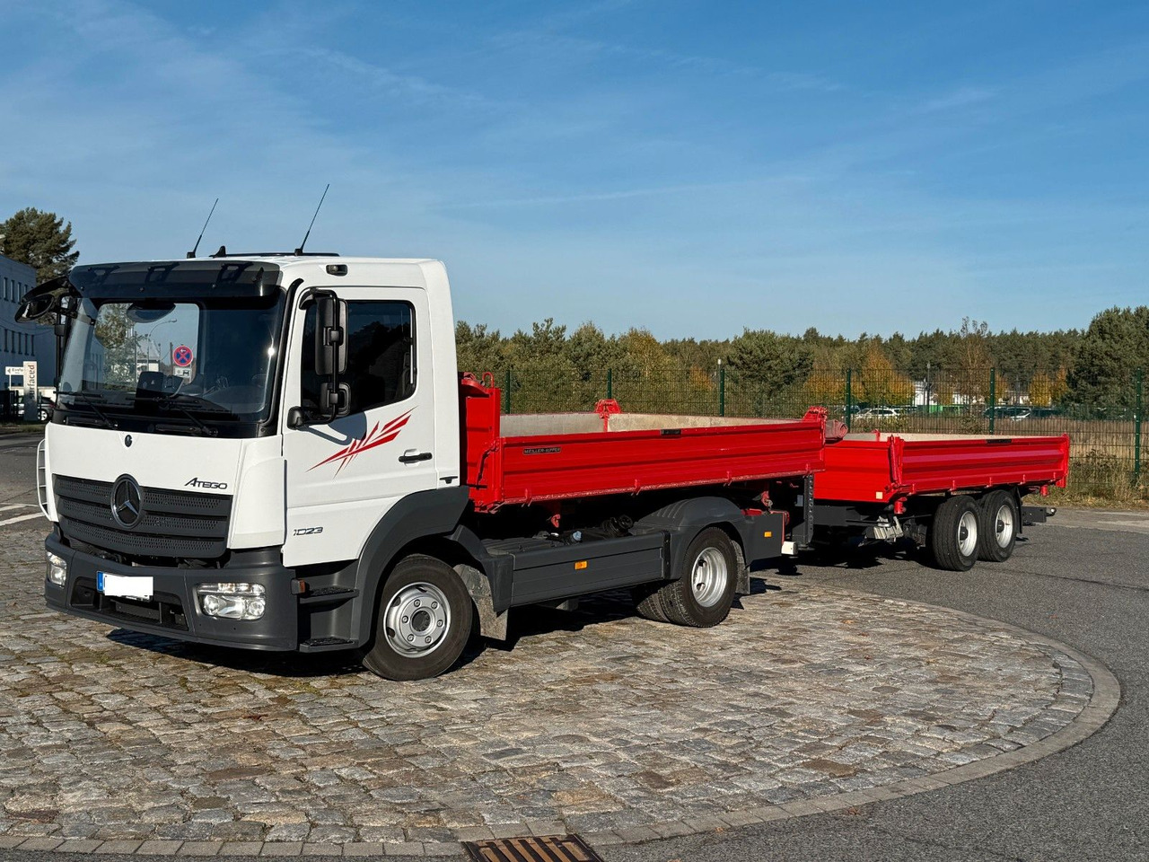 Mercedes-Benz Atego 1023 + Anhänger Dreiseitenkipper - Самосвал камион: снимка 3 Mercedes-Benz Atego 1023 + Anhänger Dreiseitenkipper - Самосвал камион: снимка 3