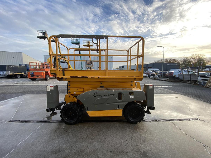 Haulotte Compact 12DX, Schaar hoogwerker, 4X4 Diesel - Работна площадка: снимка 4 Haulotte Compact 12DX, Schaar hoogwerker, 4X4 Diesel - Работна площадка: снимка 4