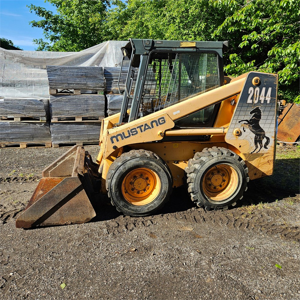 Bobcat Mustang 2044 - Мини челен товарач: снимка 2 Bobcat Mustang 2044 - Мини челен товарач: снимка 2