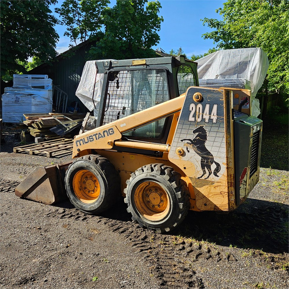 Bobcat Mustang 2044 - Мини челен товарач: снимка 3 Bobcat Mustang 2044 - Мини челен товарач: снимка 3