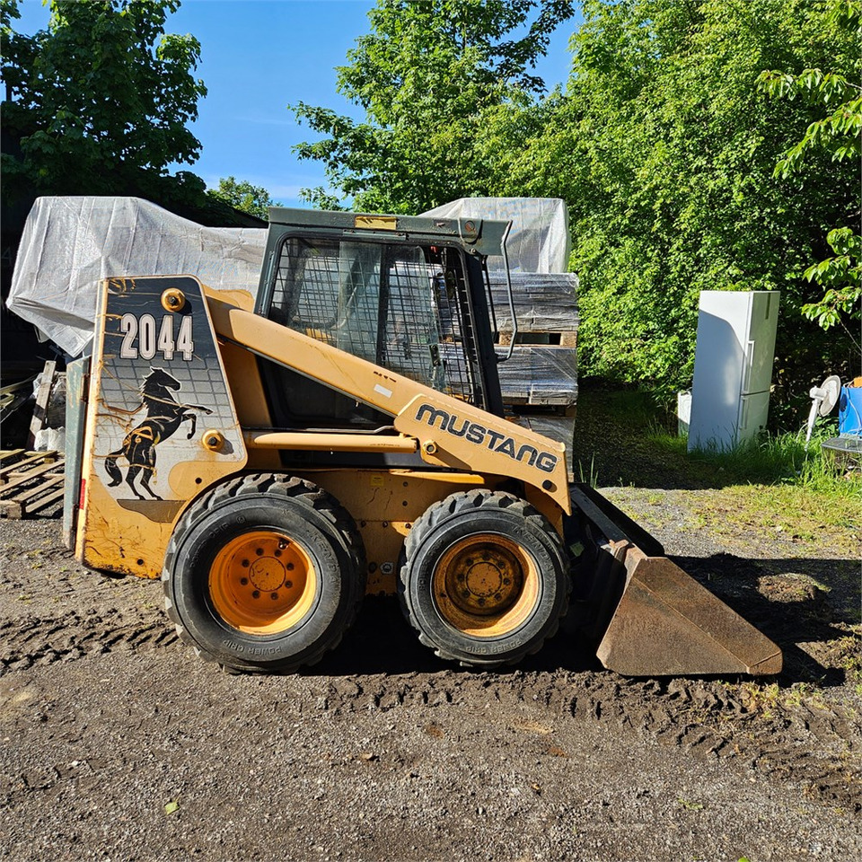 Bobcat Mustang 2044 - Мини челен товарач: снимка 5 Bobcat Mustang 2044 - Мини челен товарач: снимка 5