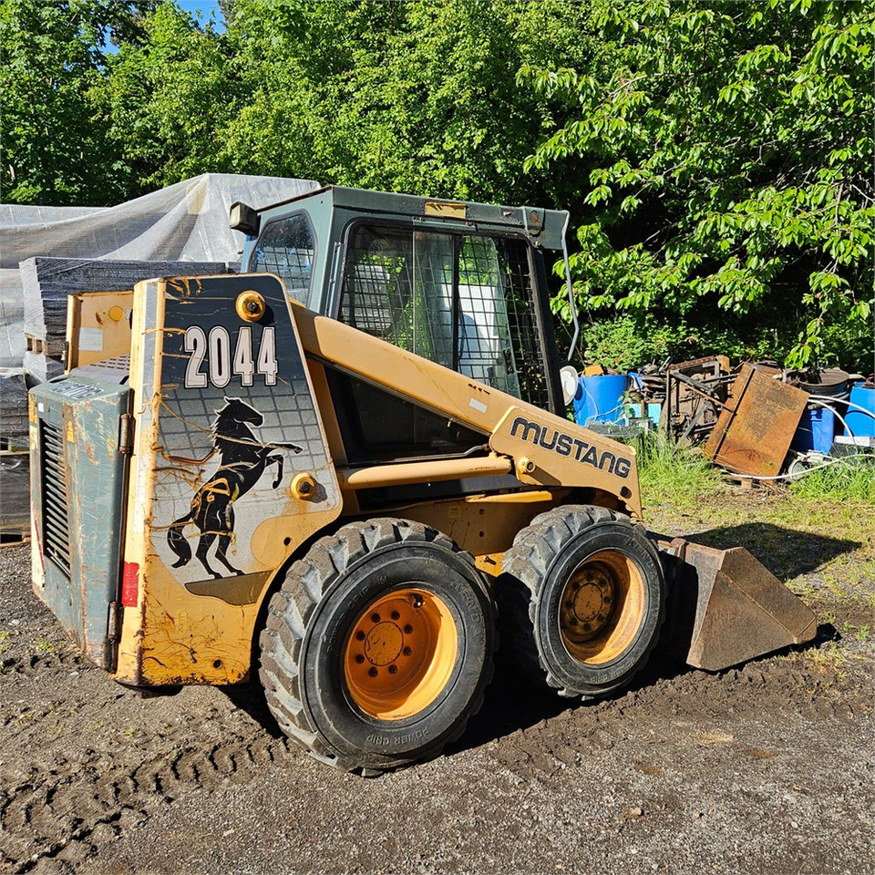 Bobcat Mustang 2044 - Мини челен товарач: снимка 4 Bobcat Mustang 2044 - Мини челен товарач: снимка 4