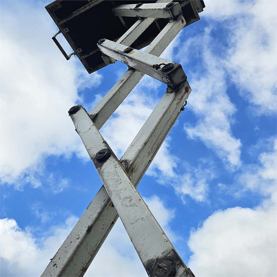 Holland Lift MONOSTAR Y-83EL16 - Ножична работна платформа: снимка 5 Holland Lift MONOSTAR Y-83EL16 - Ножична работна платформа: снимка 5