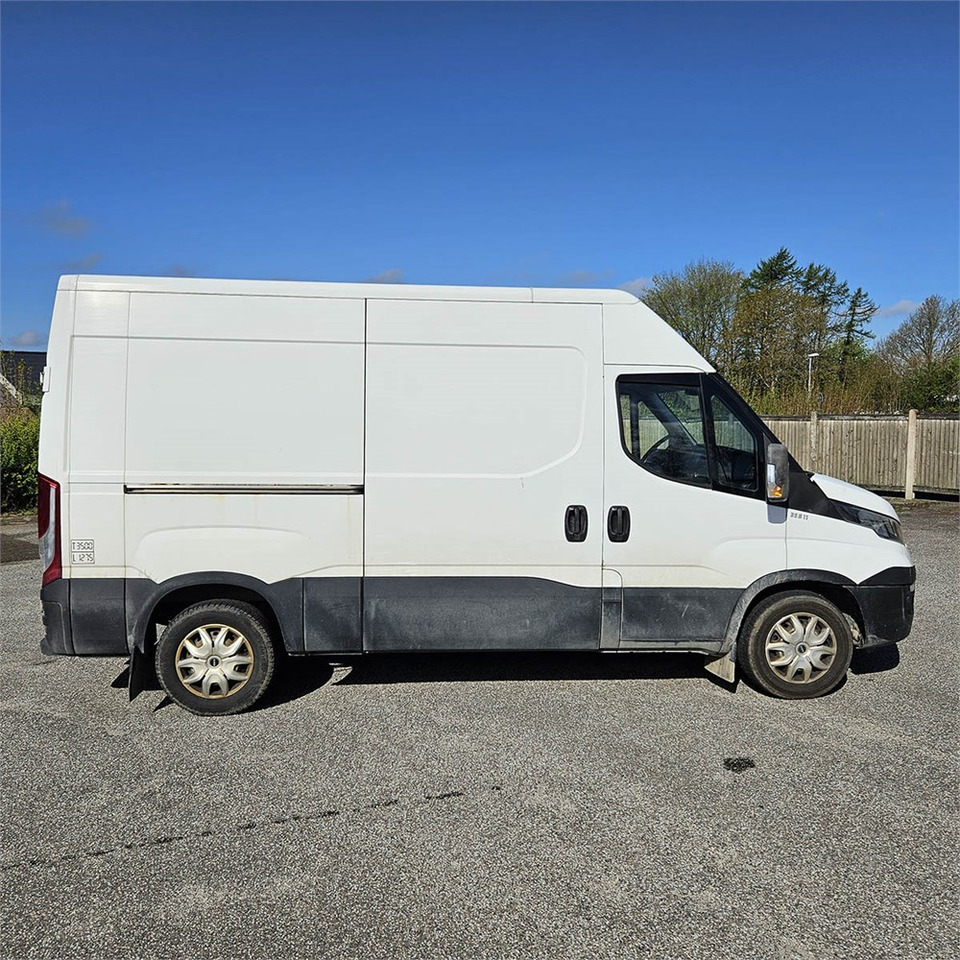 Товарен бус Iveco Daily 35s17 3,0D: снимка 13