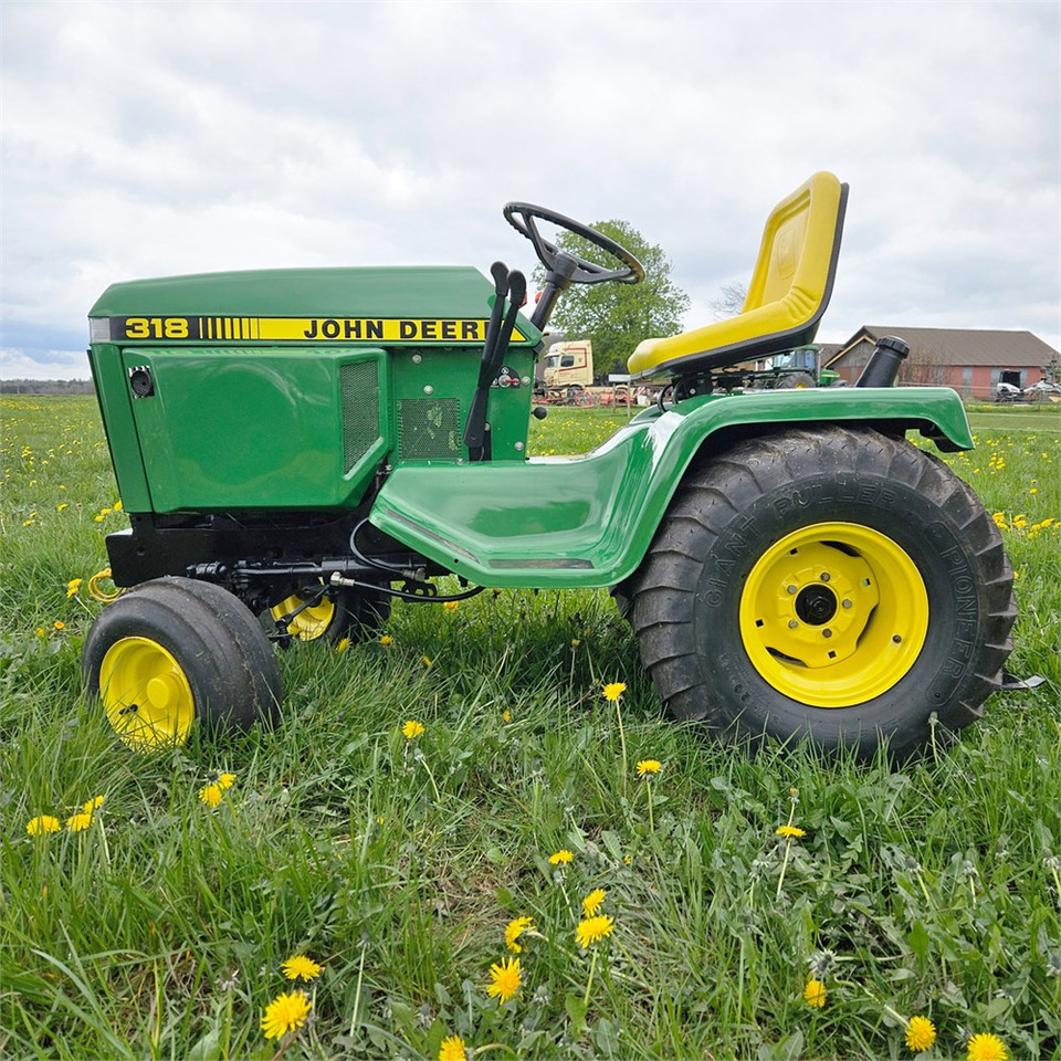 John Deere 318 - Трактор за комунални дейности: снимка 2 John Deere 318 - Трактор за комунални дейности: снимка 2