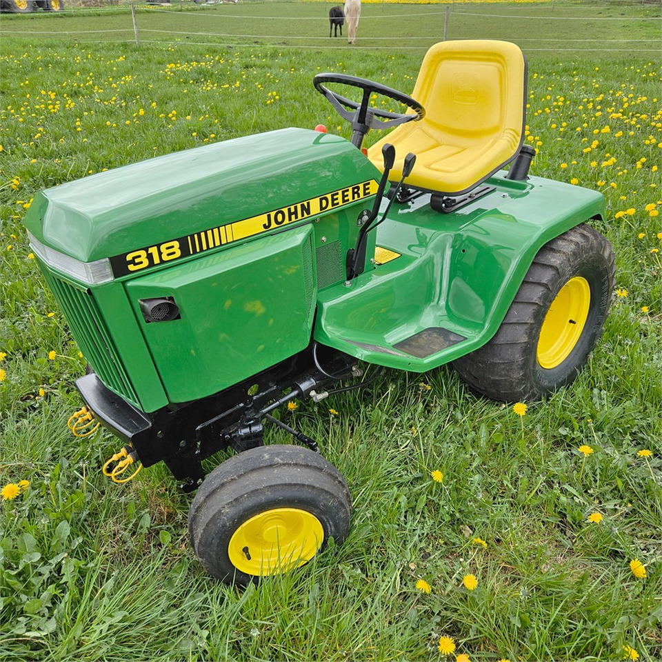 John Deere 318 - Трактор за комунални дейности: снимка 1 John Deere 318 - Трактор за комунални дейности: снимка 1