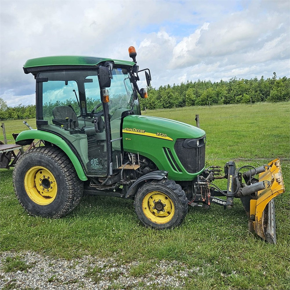 John Deere 3720 - Трактор: снимка 1 John Deere 3720 - Трактор: снимка 1