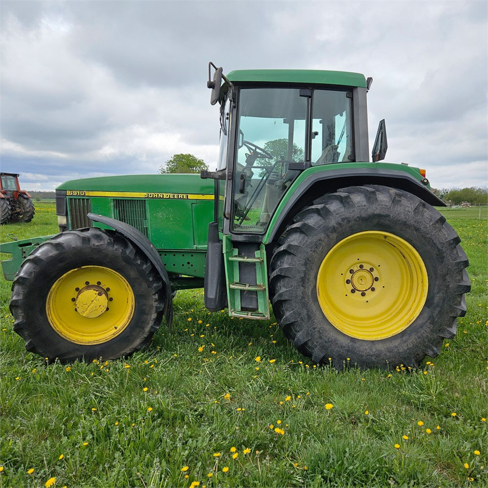 John Deere 6910 - Трактор: снимка 2 John Deere 6910 - Трактор: снимка 2