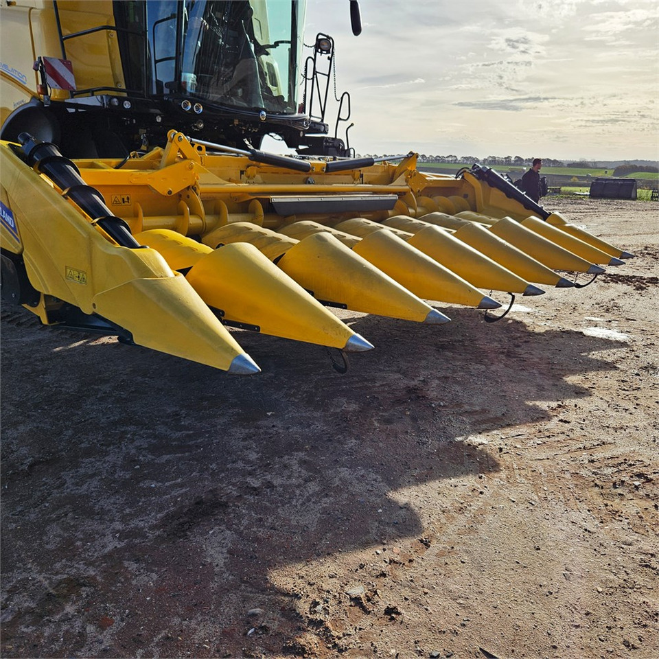 New Holland F8 - Комбайн: снимка 4 New Holland F8 - Комбайн: снимка 4