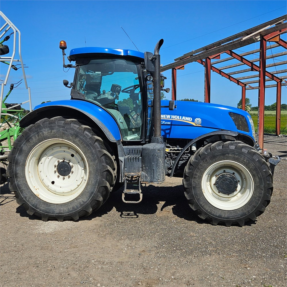 New Holland T7.235 Power Command - Трактор: снимка 2 New Holland T7.235 Power Command - Трактор: снимка 2