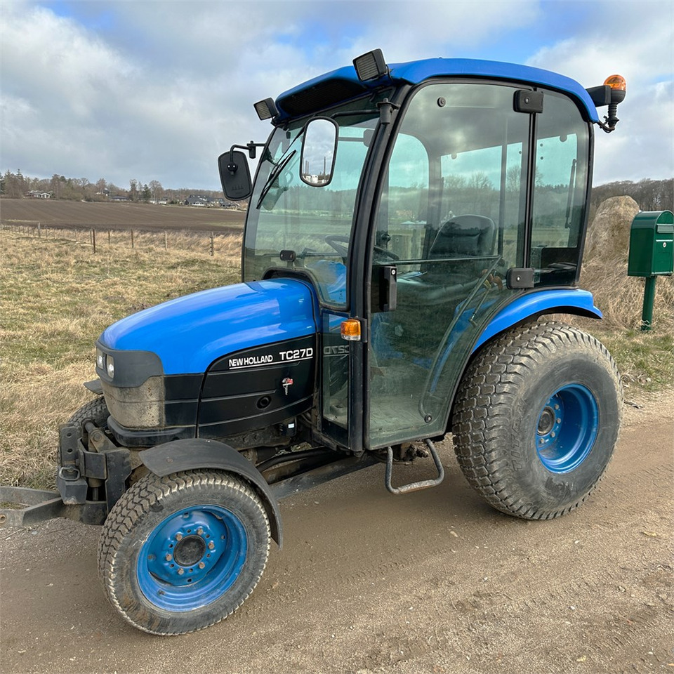 New Holland TC27D - Трактор за комунални дейности: снимка 1 New Holland TC27D - Трактор за комунални дейности: снимка 1