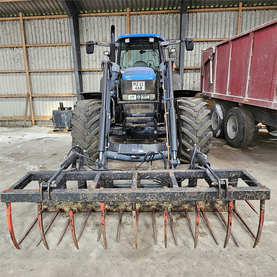 New Holland TM 190 4WD - Трактор: снимка 2 New Holland TM 190 4WD - Трактор: снимка 2