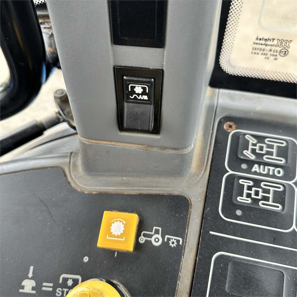 Трактор New Holland TM140: снимка 16