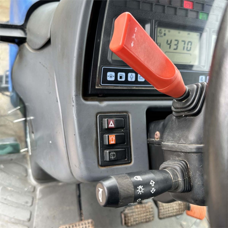 Трактор New Holland TM140: снимка 19