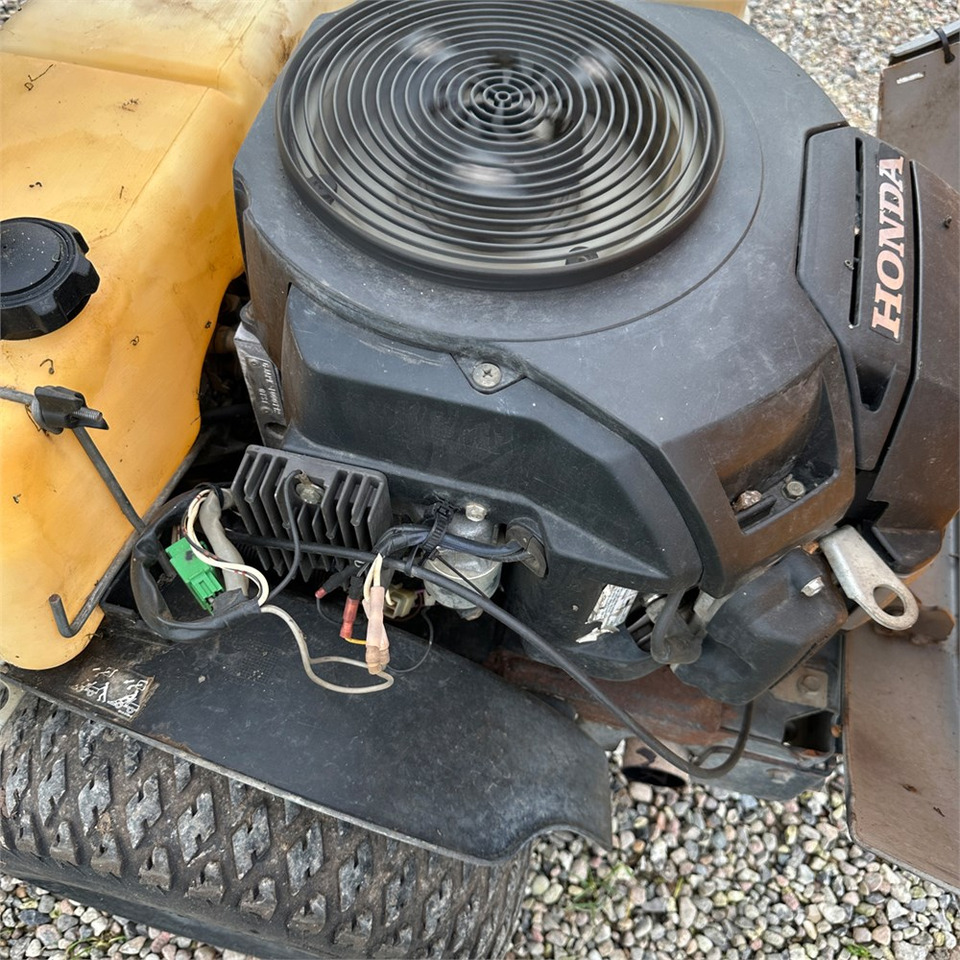 Косачка за трева Stiga P901 Parkpro 25 4WD: снимка 17 Косачка за трева Stiga P901 Parkpro 25 4WD: снимка 17