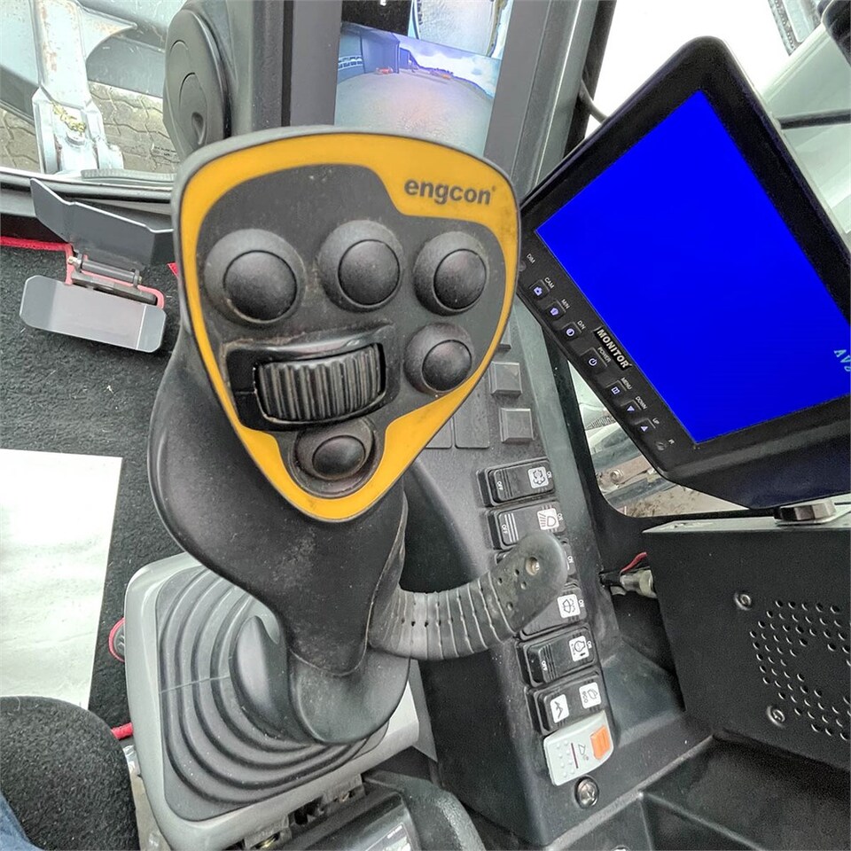 Верижен багер Takeuchi TB 2150 R: снимка 22