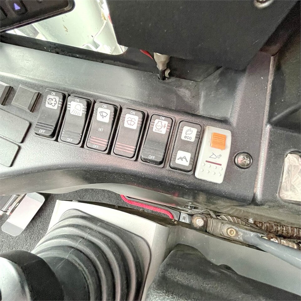 Верижен багер Takeuchi TB 2150 R: снимка 36