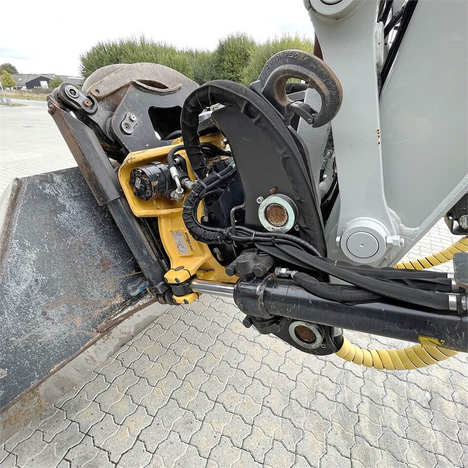 Верижен багер Takeuchi TB 2150 R: снимка 41