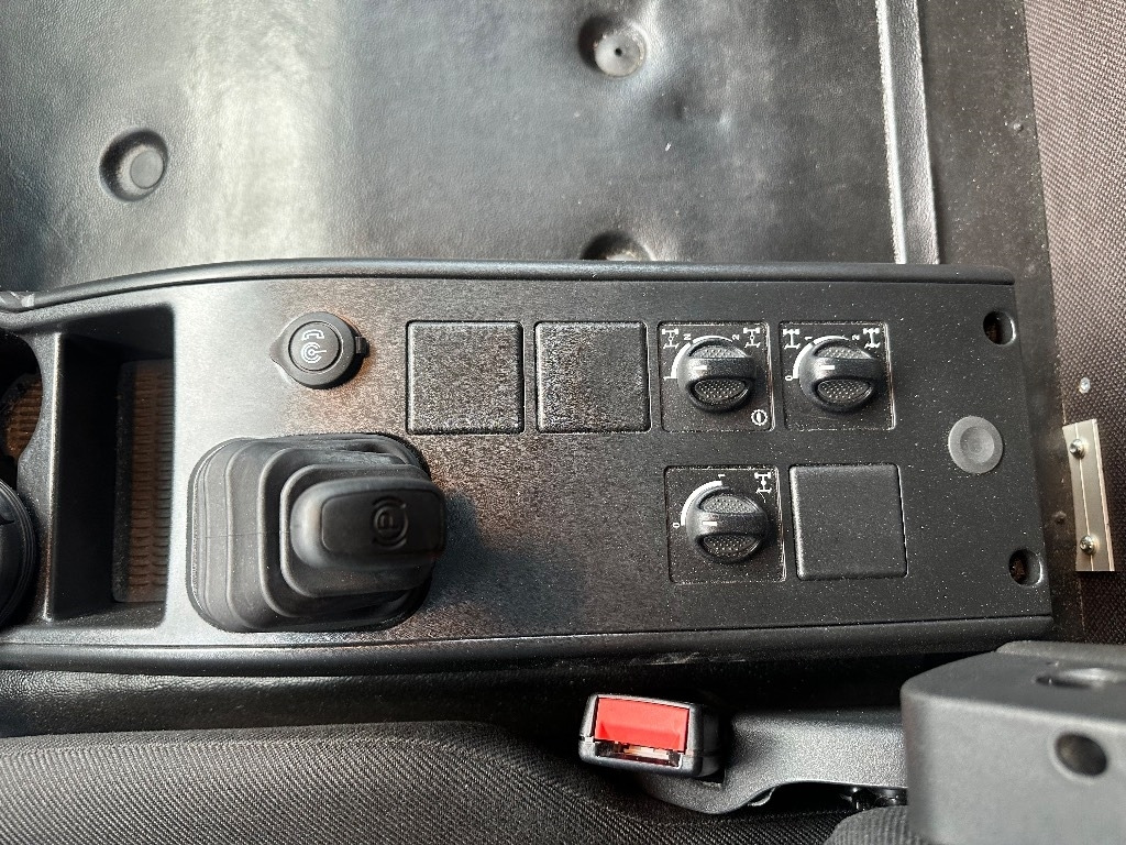 Нови Камион с кран Iveco Eurocargo ML150E28 4x4 sähkölaitos varustein: снимка 27 Нови Камион с кран Iveco Eurocargo ML150E28 4x4 sähkölaitos varustein: снимка 27