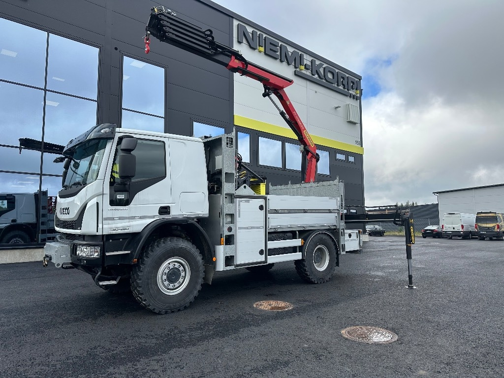 Iveco Eurocargo ML150E28 4x4 sähkölaitos varustein - Камион с кран: снимка 1 Iveco Eurocargo ML150E28 4x4 sähkölaitos varustein - Камион с кран: снимка 1