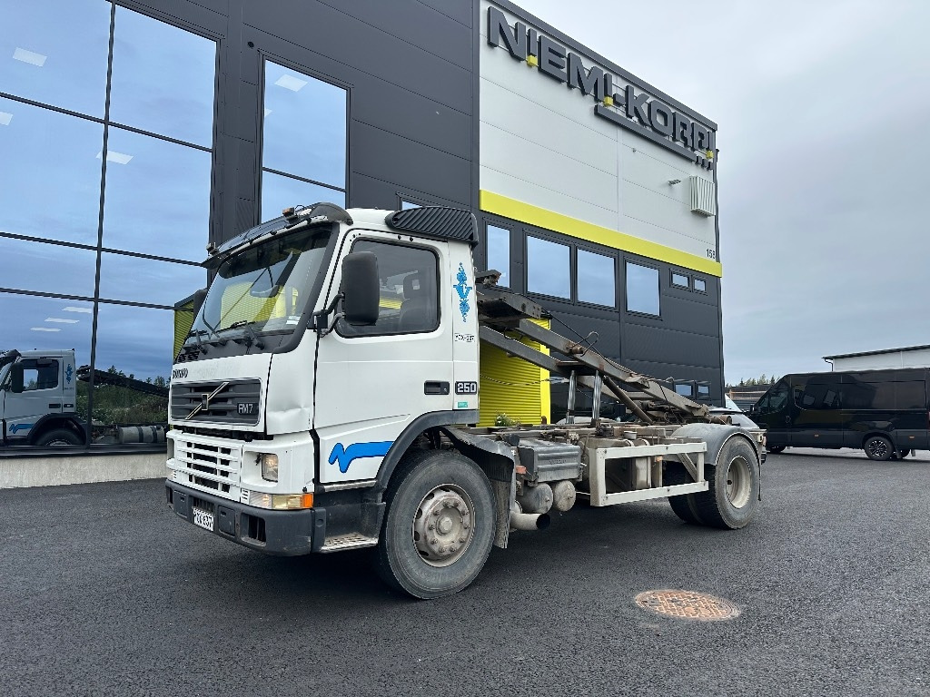 Volvo FM7 4x2 vaijerilaitteilla - Мултилифт за контейнери камион: снимка 1 Volvo FM7 4x2 vaijerilaitteilla - Мултилифт за контейнери камион: снимка 1