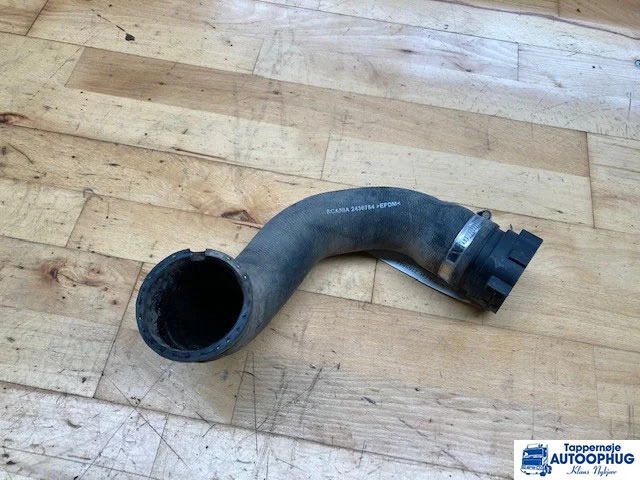 Scania Kølerslange Scania 2438754 - Двигател и части за Камион: снимка 1 Scania Kølerslange Scania 2438754 - Двигател и части за Камион: снимка 1