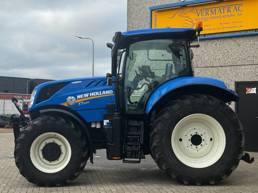 New Holland T7.225AC, frontlinkage, airbrakes, 50k, 2023!! - Трактор: снимка 2 New Holland T7.225AC, frontlinkage, airbrakes, 50k, 2023!! - Трактор: снимка 2