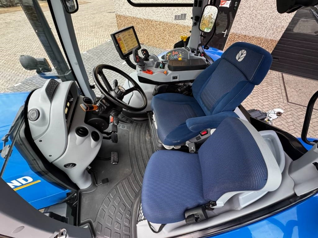 Лизинг на New Holland T7.225AC, frontlinkage, airbrakes, 50k, 2023!!  New Holland T7.225AC, frontlinkage, airbrakes, 50k, 2023!!: снимка 19