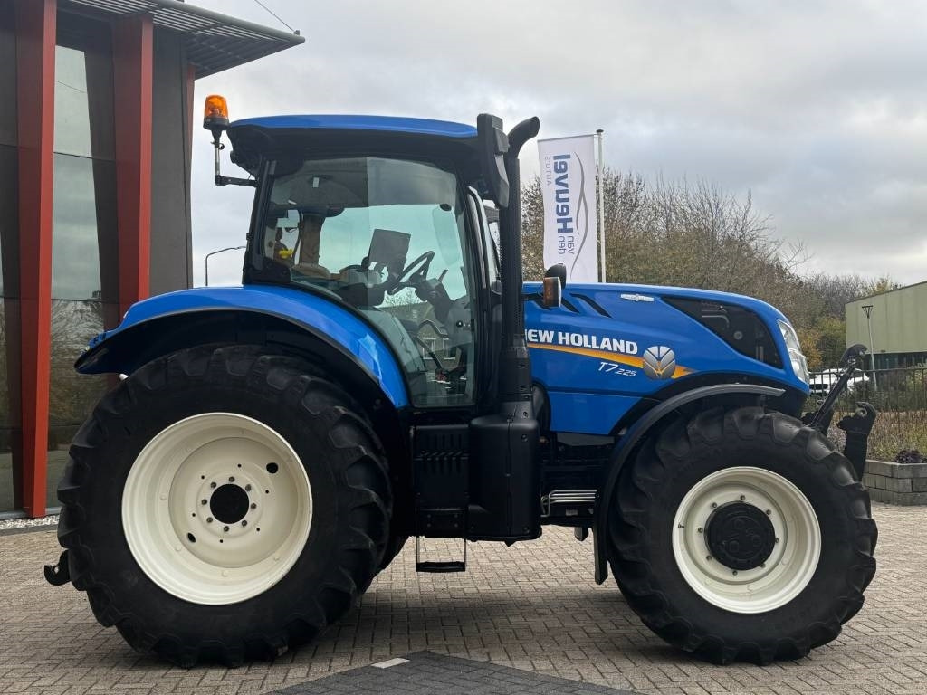 Лизинг на New Holland T7.225AC, frontlinkage, airbrakes, 50k, 2023!!  New Holland T7.225AC, frontlinkage, airbrakes, 50k, 2023!!: снимка 9