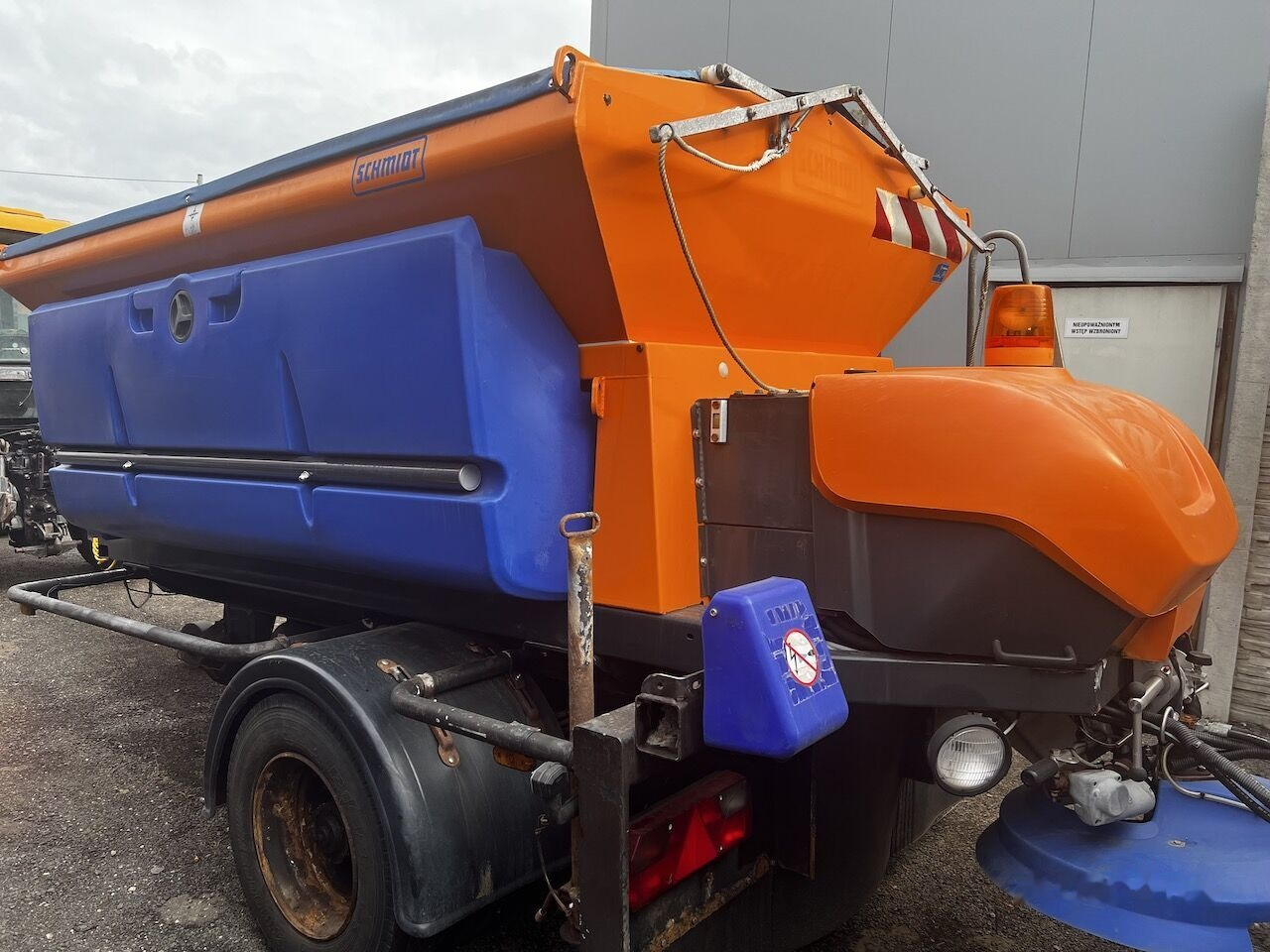 Schmidt Przyczepka 3,5m3 - Машина за разпръскване на сол/ Пясък: снимка 3 Schmidt Przyczepka 3,5m3 - Машина за разпръскване на сол/ Пясък: снимка 3