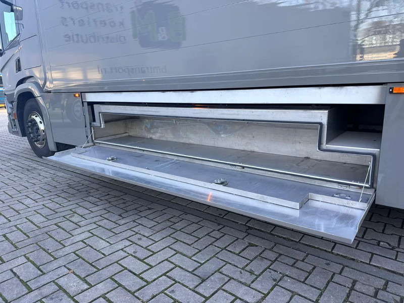 Камион за коне Scania P250 Horse Truck: снимка 16