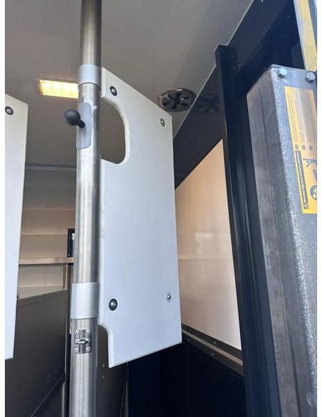 Камион за коне Scania P250 Horse Truck: снимка 17