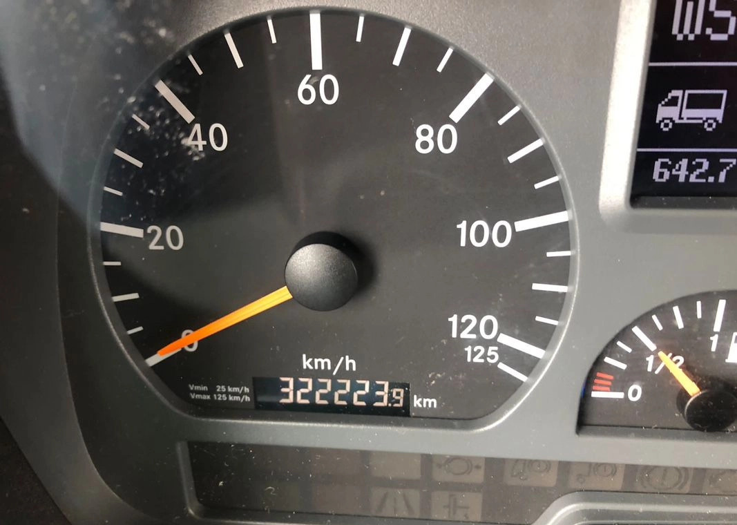 MERCEDES-BENZ AXOR PRZEBIEG TYLKO 322000 KM!!!! - Изотермичен камион: снимка 2 MERCEDES-BENZ AXOR PRZEBIEG TYLKO 322000 KM!!!! - Изотермичен камион: снимка 2