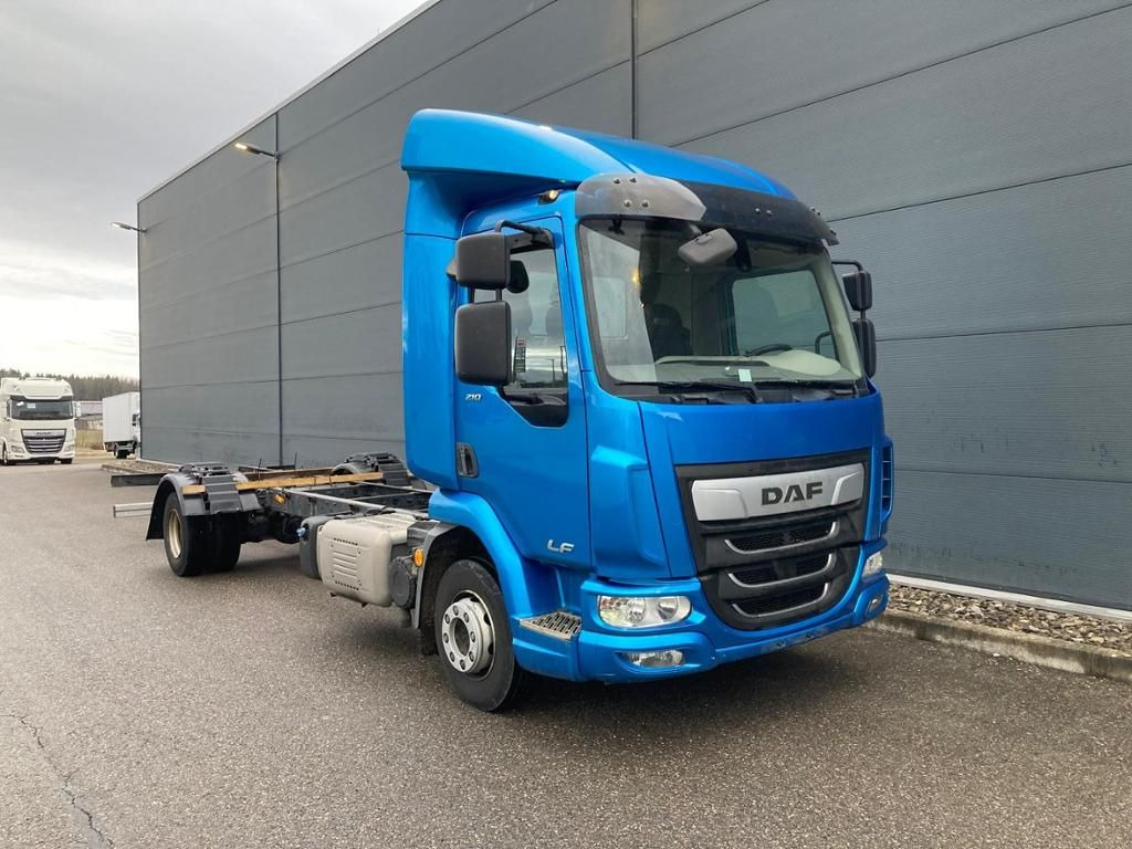 DAF LF 210 FA Standheizung / 5.00m Rd / 7.490kg - Камион с брезент: снимка 1 DAF LF 210 FA Standheizung / 5.00m Rd / 7.490kg - Камион с брезент: снимка 1