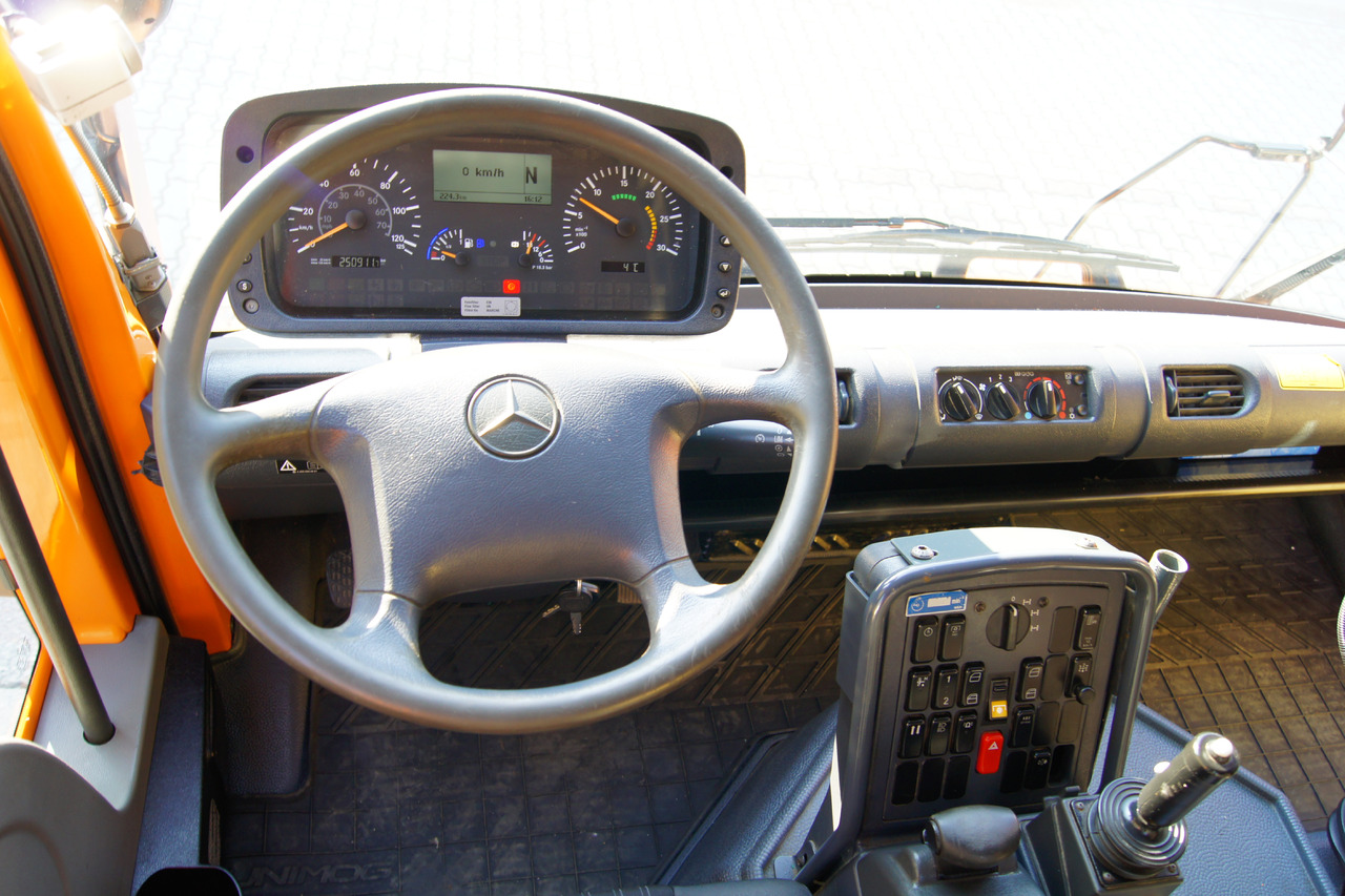 Interior photo 2: Самосвал камион MERCEDES-BENZ Unimog U 400/Hydrostat/Mähtür +MULAG MHU 800