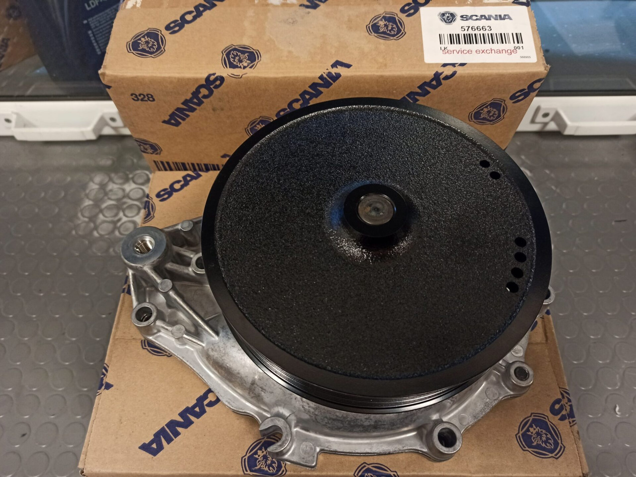 SCANIA COOLANT PUMP - 576663 - Помпа за охлаждаща течност за Камион: снимка 1 SCANIA COOLANT PUMP - 576663 - Помпа за охлаждаща течност за Камион: снимка 1
