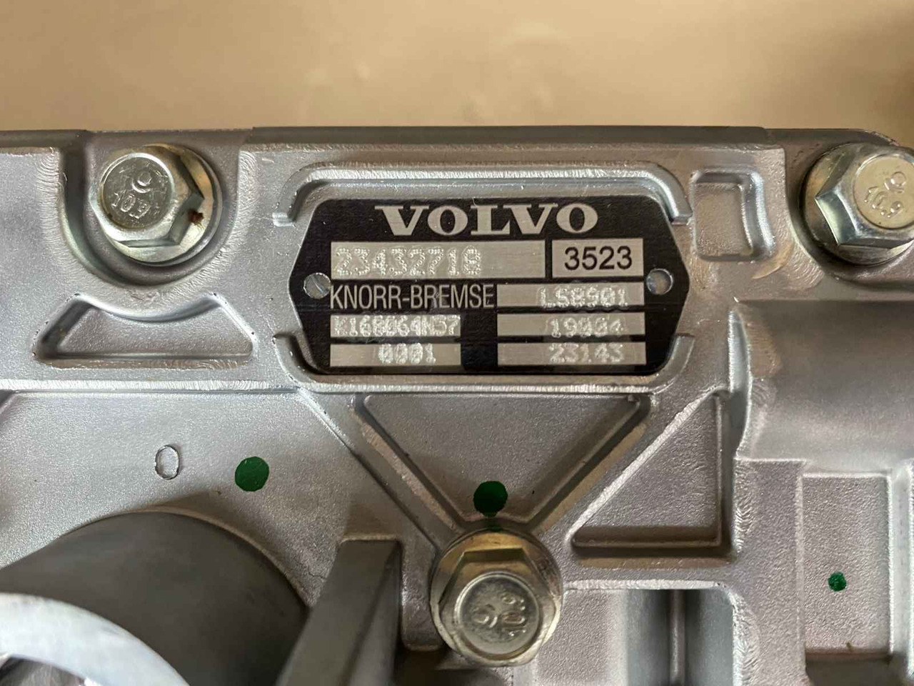 VOLVO AIR COMPRESSOR 23432718 - Компресор за Камион: снимка 2 VOLVO AIR COMPRESSOR 23432718 - Компресор за Камион: снимка 2