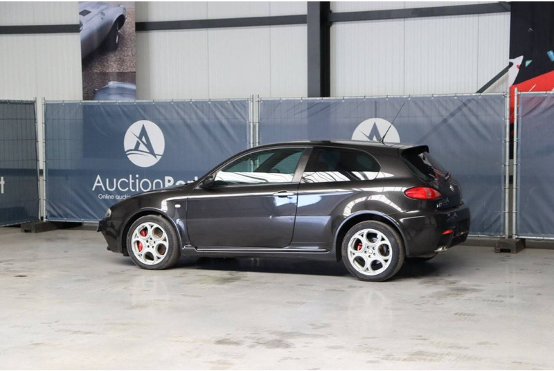 Alfa Romeo 147 3.2i V6 24v GTA - Седан: снимка 3 Alfa Romeo 147 3.2i V6 24v GTA - Седан: снимка 3