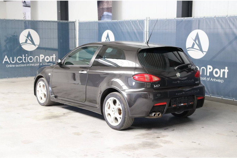 Alfa Romeo 147 3.2i V6 24v GTA - Седан: снимка 4 Alfa Romeo 147 3.2i V6 24v GTA - Седан: снимка 4