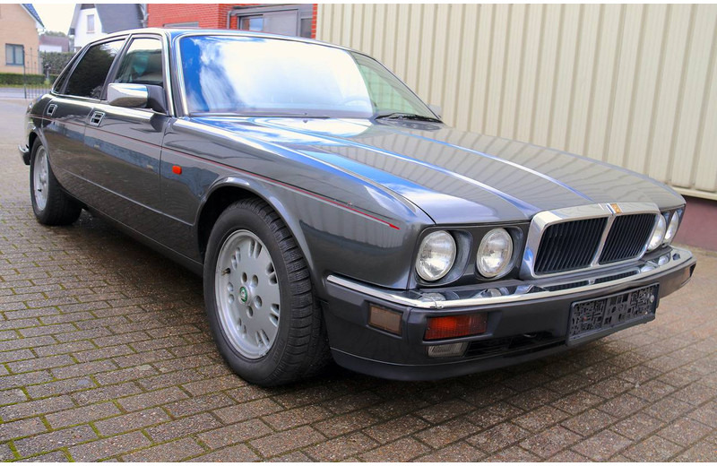 Jaguar XJ-12 - Лек автомобил: снимка 3 Jaguar XJ-12 - Лек автомобил: снимка 3
